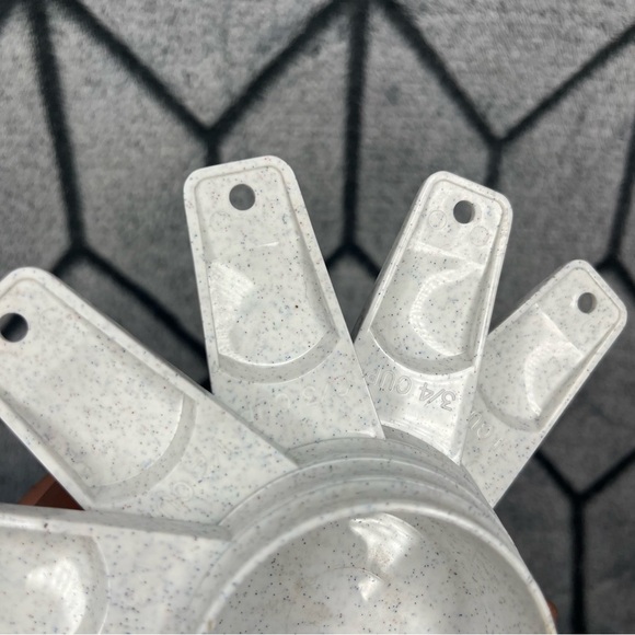 Tupperware Paprika Red Snack Tray, Deli Meat Bacon Keeper, Measuring Cups X - Picture 14 of 15